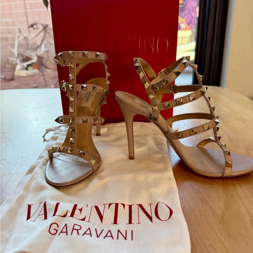 Valentino Garavani Rockstud Sandals in Poudre - Size 37.5 (7.5) - Picture 4 of 5